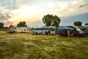 vanlife-meetup-sunset-field