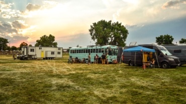 vanlife-meetup-sunset-field