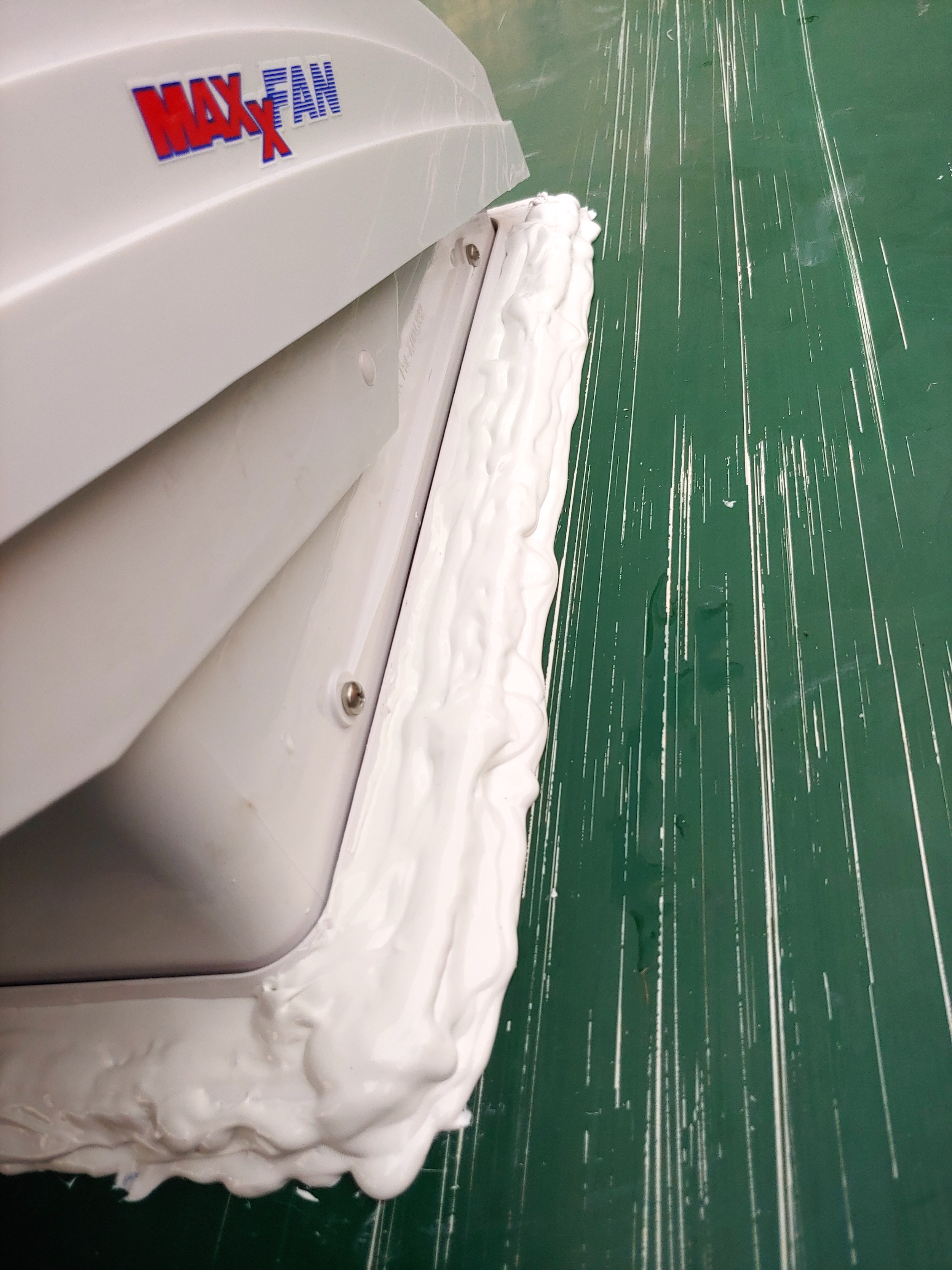 self-leveling-lap-sealant-maxxfan