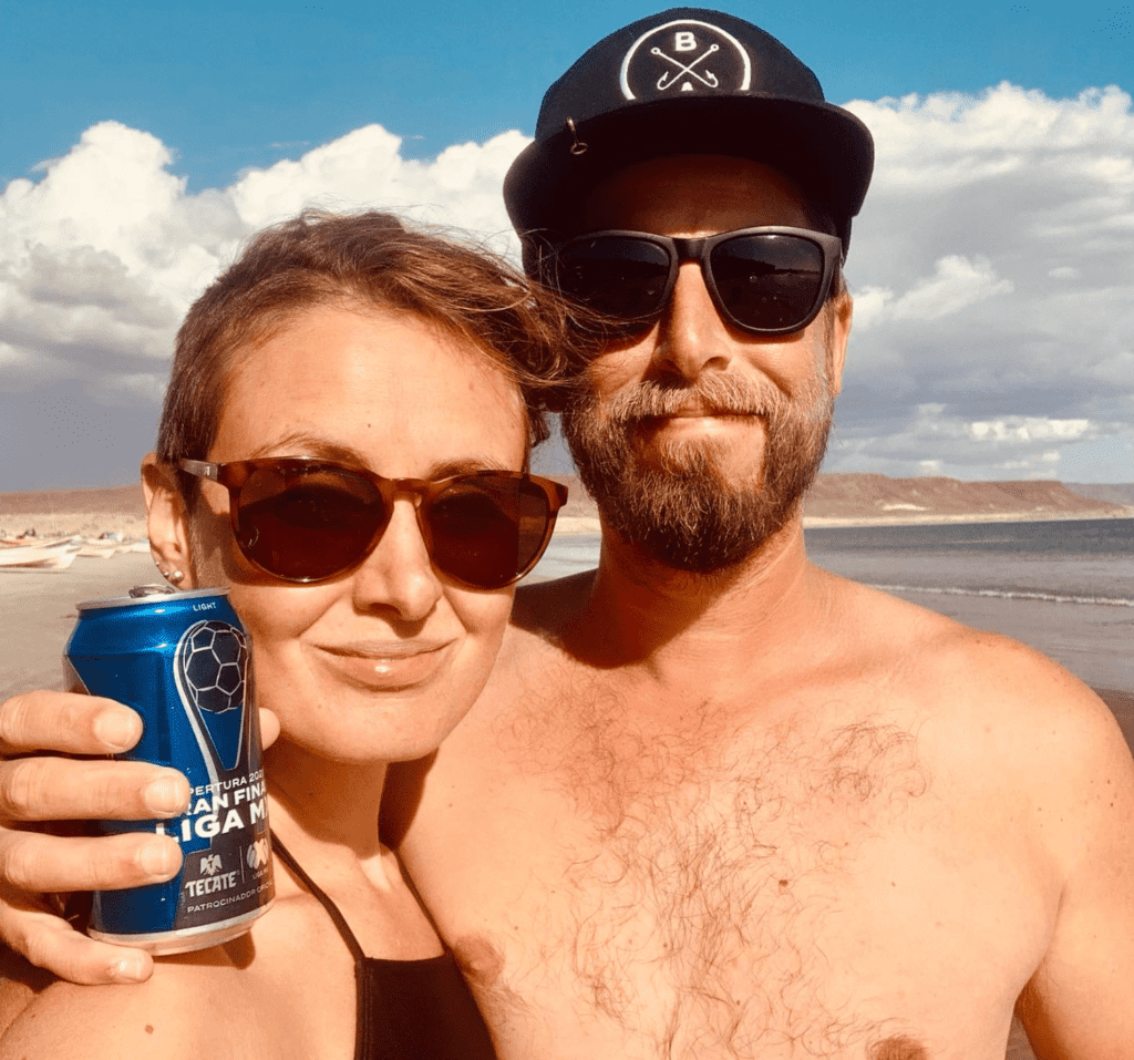 traveling-couple-at-beach-in-mexico