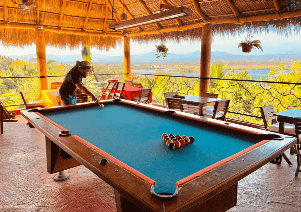digital-nomad-playing-pool-in-mexico-bar