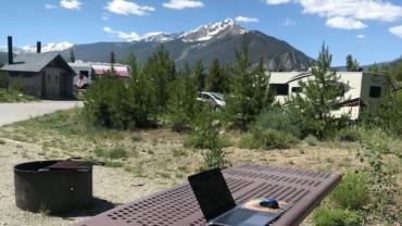 how-to-pay-taxes-as-digital-nomad-laptop-on-picnic-table