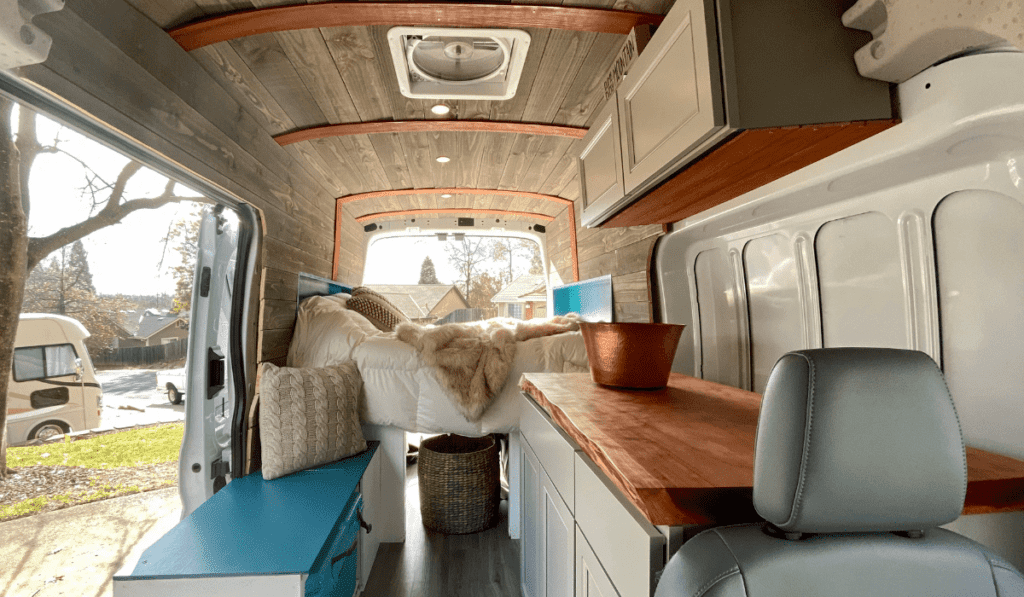 vanlife-roadtrip-campervan-rental-interior