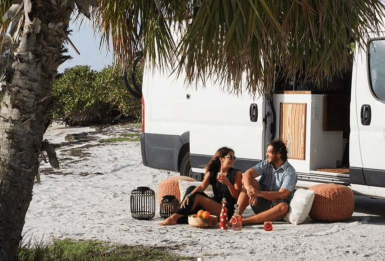 vanlife-couple-on-beach-mexico