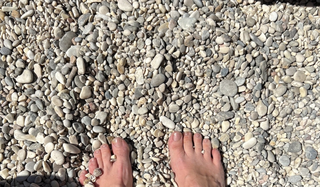 akanthus-beach-rock-pebble-sand-min