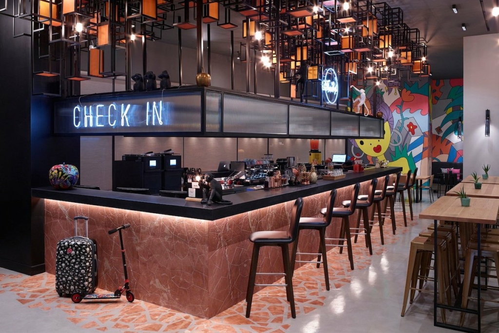 check-in-bar-moxy-athens-hotel-min