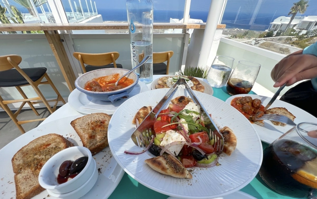 finikia-restaurant-santorini-min