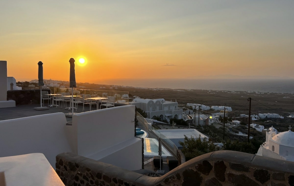 aperanto-suites-balcony-sunset
