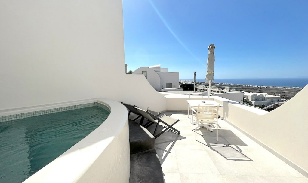 honeymoon-suite-plunge-pool-deck-view-aperanto-suites-min