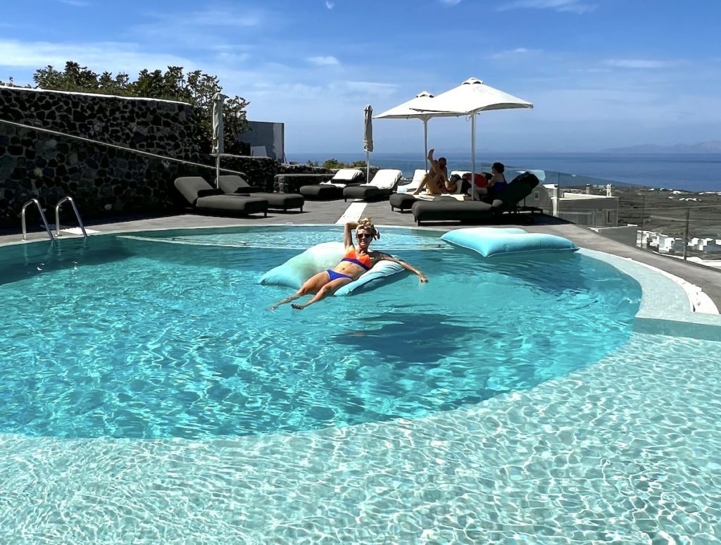 swimming-pool-aperanto-suites-min