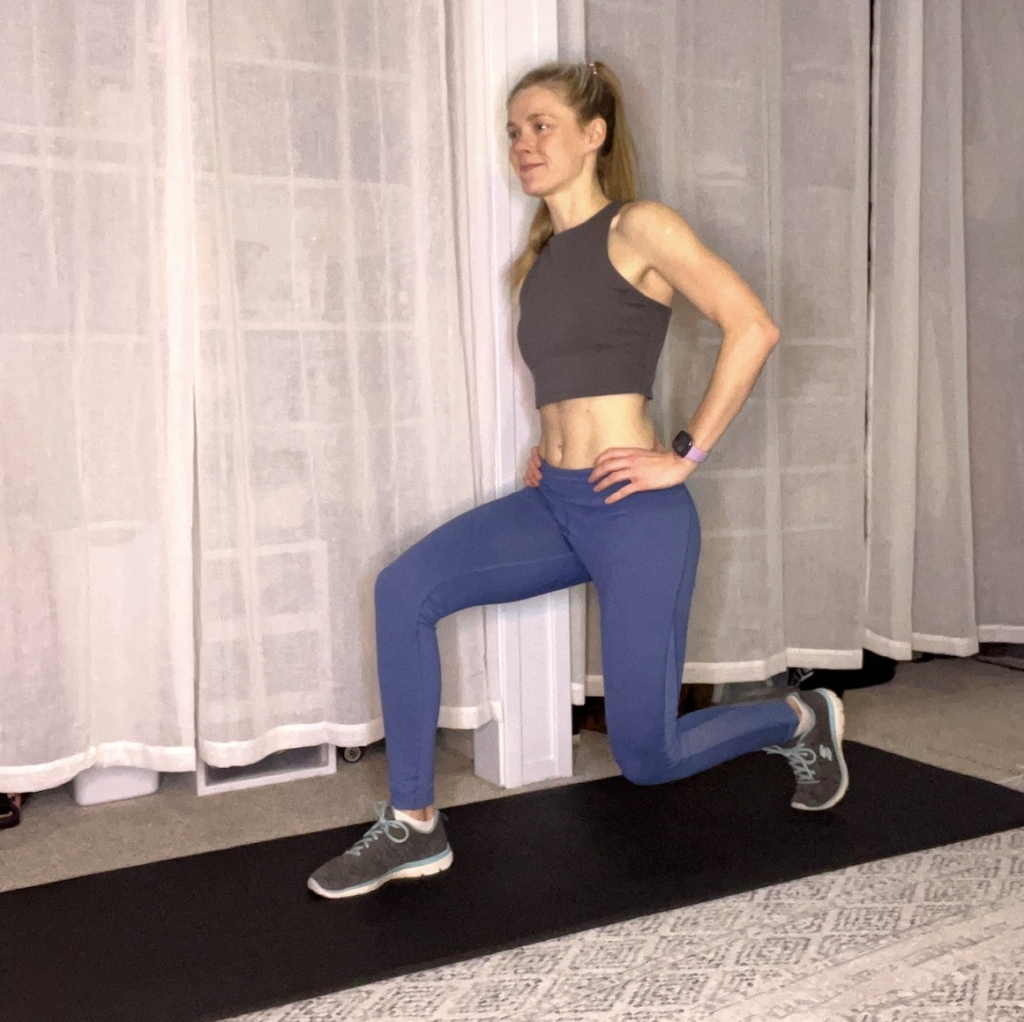 workout-in-hotel-room-lunges