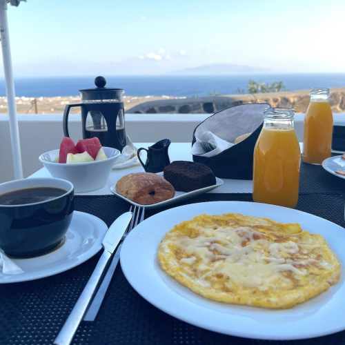 omelette-orange-juice-breakfast-aperanto-suites-min